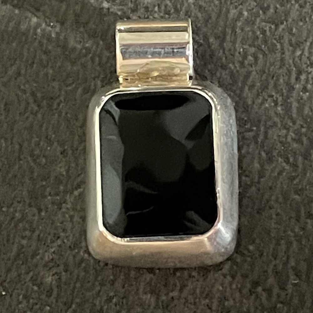 MOVING SALE!
925 Sterling Silver/Onyx Pendant